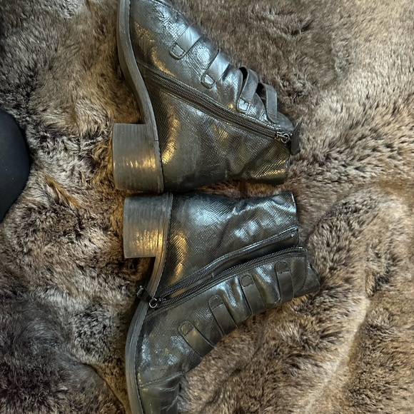 Miz Mooz  Buckle Ankle Boots Black. Not sure of style. Gently worn see pic - Picture 10 of 11